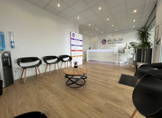 Espace d’accueil du NY Center à Rouen, avec comptoir et sièges d’attente