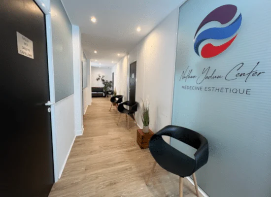 Couloir du NY Center avec sièges d’attente et logo du centre.