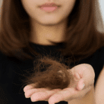 Quand Consulter Pour Une Perte De Cheveux: Symptômes, Causes Et Solutions ?