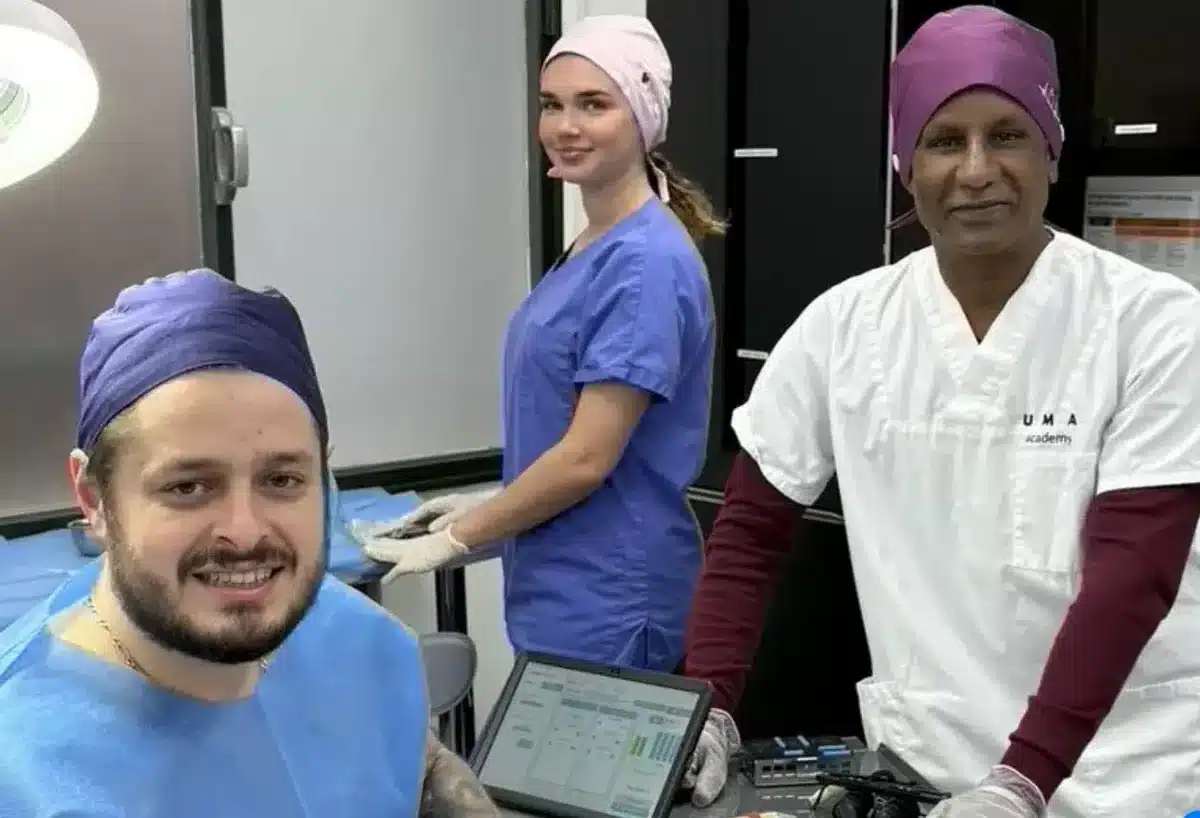 Le médecin et l’équipe soignante du NY Center à Rouen, en tenue opératoire dans la salle de greffe.