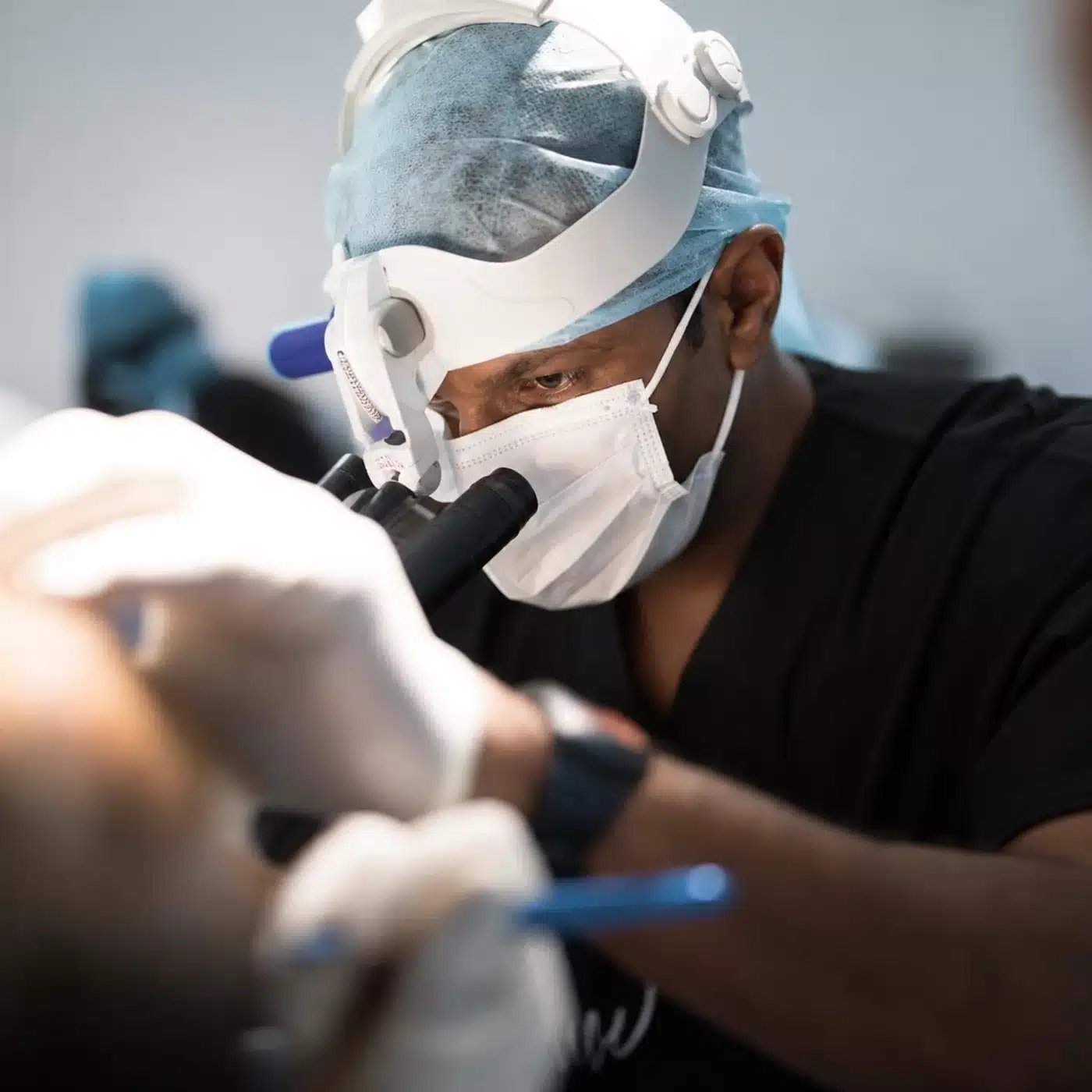 Dr Nathan YADUN réalisant une greffe capillaire au NY Center à Rouen