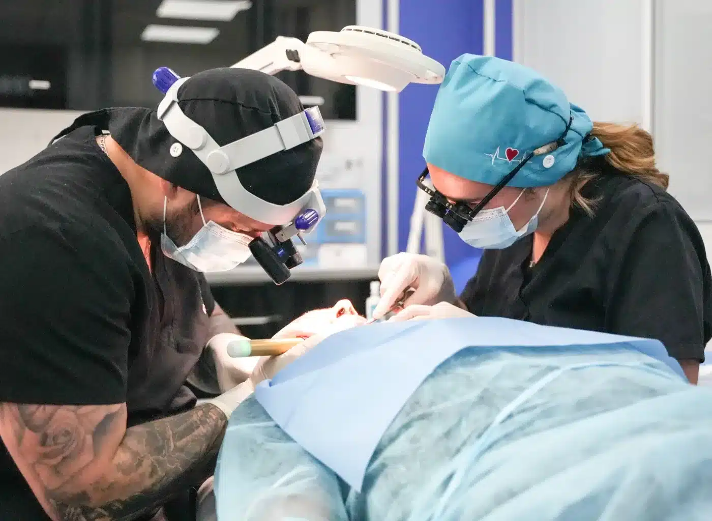 Dr Flavien Barbier et une infirmière réalisant une greffe de cheveux au NY Center à Rouen