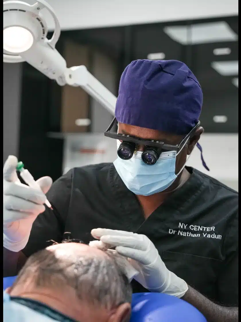 Dr Nathan Yadun réalisant une greffe capillaire au NY Center