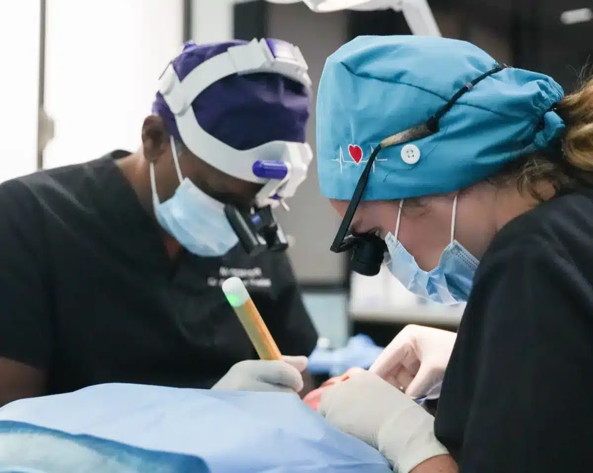 Équipe médicale du NY Center pendant une intervention de greffe capillaire