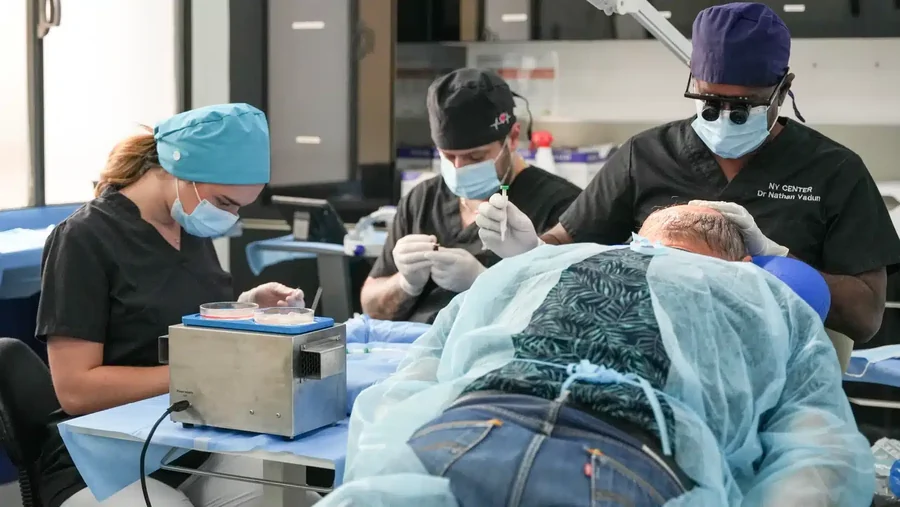 L’équipe médicale et infirmière du NY Center pendant une greffe de cheveux