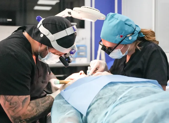 Le médecin et une infirmière pendant une greffe de cheveux au NY Center