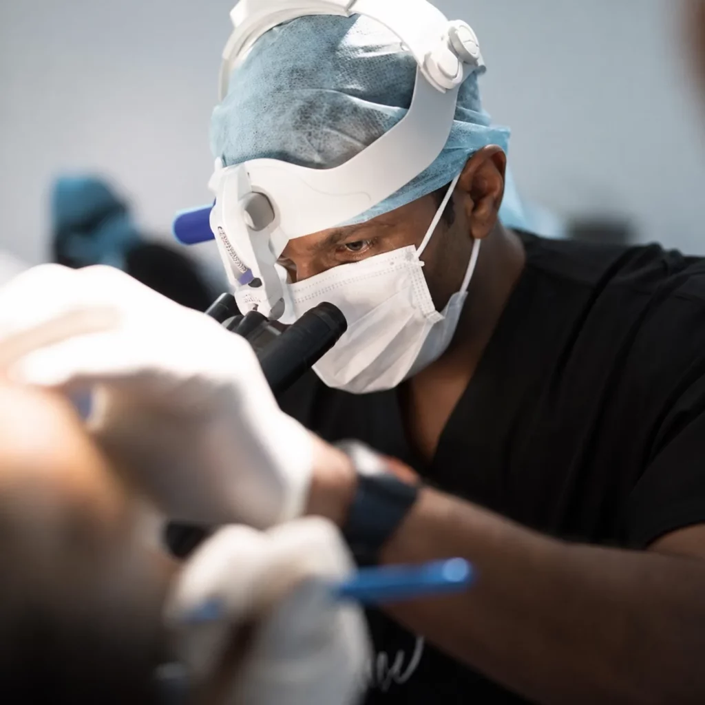 Médecin réalisant une greffe de cheveux au NY Center à Rouen